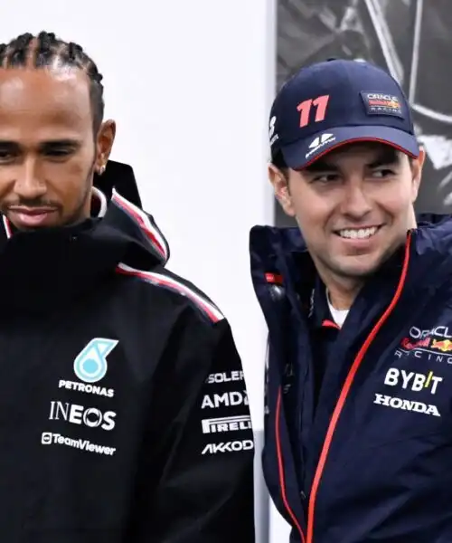F1: Lewis Hamilton, strana alleanza con Sergio Perez. Le foto