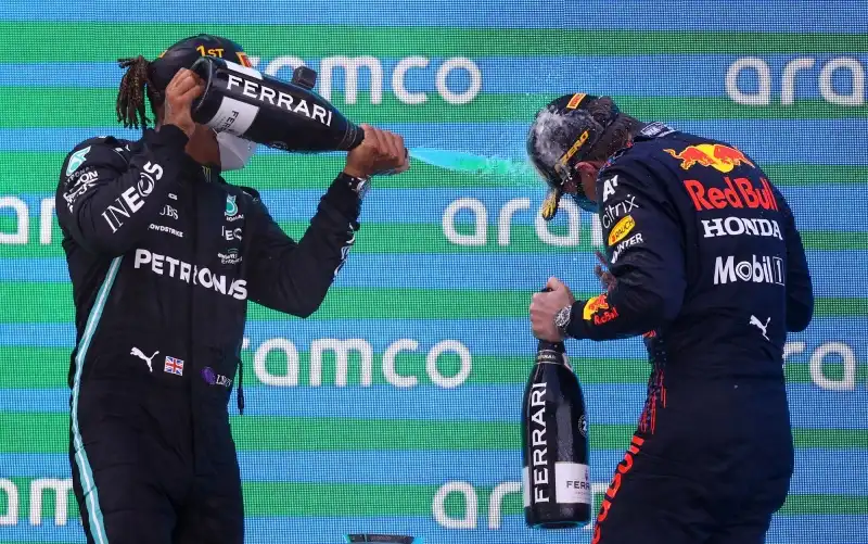 F1, Lewis Hamilton aumenta la pressione su Max Verstappen
