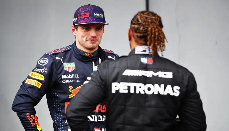 F1, faccia a faccia Hamilton-Verstappen: “Deve avere rispetto”