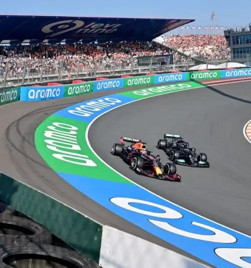 Lewis Hamilton beffa per un soffio Max Verstappen