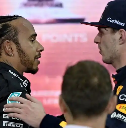 F1, Max Verstappen sbeffeggia Lewis Hamilton
