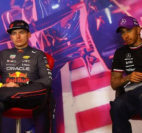 F1, Max Verstappen sepolto dai fischi: la reazione di Lewis Hamilton