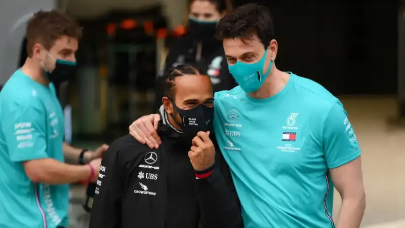 F1, Toto Wolff e Lewis Hamilton lanciano di nuovo accuse pesanti