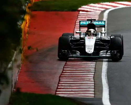 A Baku c’è sempre Hamilton davanti