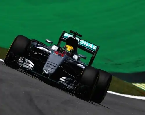Hamilton sfreccia al mattino
