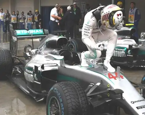 Hamilton vince la corsa infinita