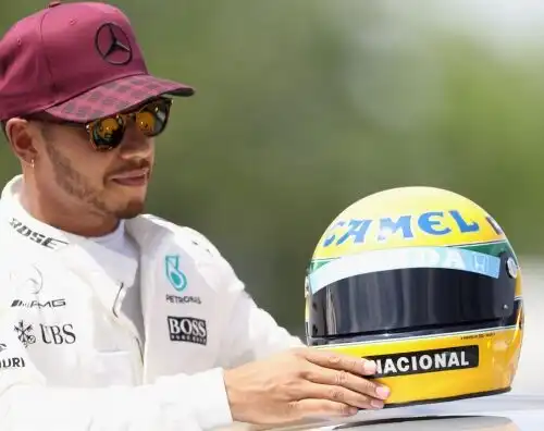 Per Hamilton il regalo più toccante: il casco di Senna
