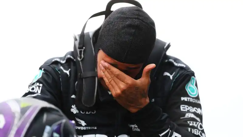 Lewis Hamilton sempre più nella storia: vincendo il GP di Turchia a Istanbul, conquista il settimo titolo mondiale di F1. E al traguardo cede alle lacrime.