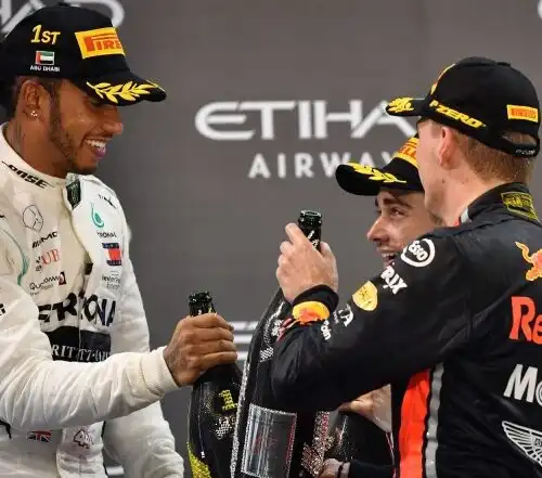 Lewis Hamilton tende la mano a Max Verstappen