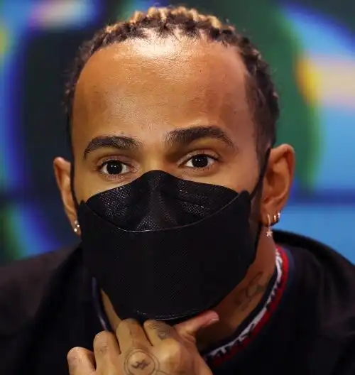 Nuovo scontro Lewis Hamilton – Fia: “Dovrei tagliarmi l’orecchio”