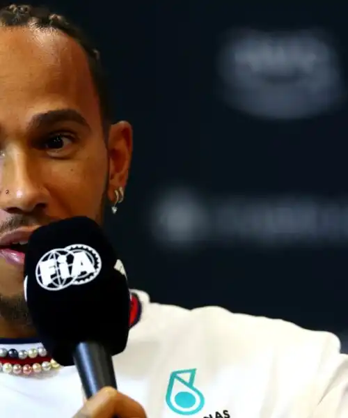 Lewis Hamilton punge Max Verstappen: ‘Dobbiamo cambiare’. Immagini