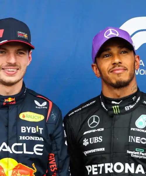Lewis Hamilton già avvisa Max Verstappen in vista del 2024