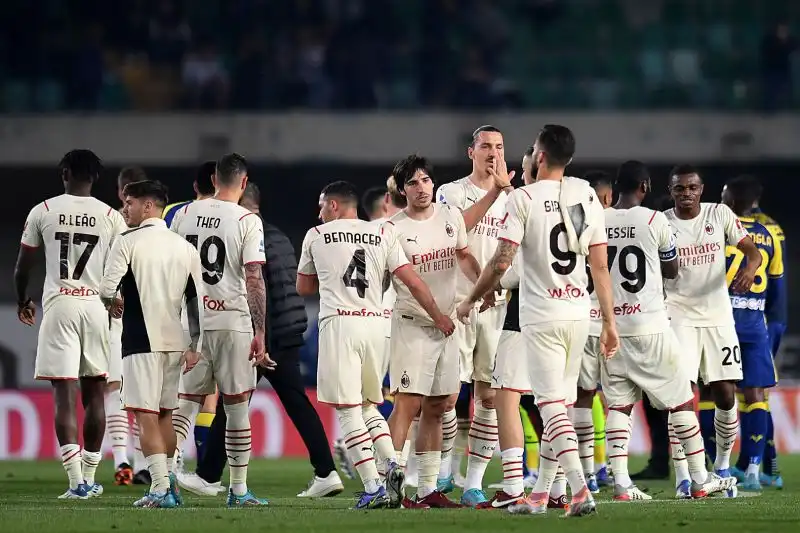 Il rossoneri espugnano il Bentegodi battendo il Verona in rimonta
