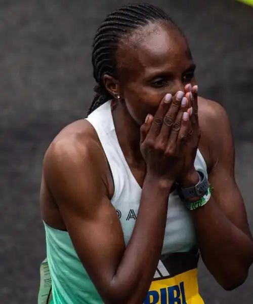 Hellen Obiri taglia il traguardo e impazzisce di gioia: le foto