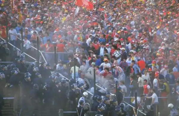 La gara si disputò in un clima surreale e terminò per 1-0 per i piemontesi, con rete di Platini, che trasformò un calcio di rigore per onore di verità inesistente.