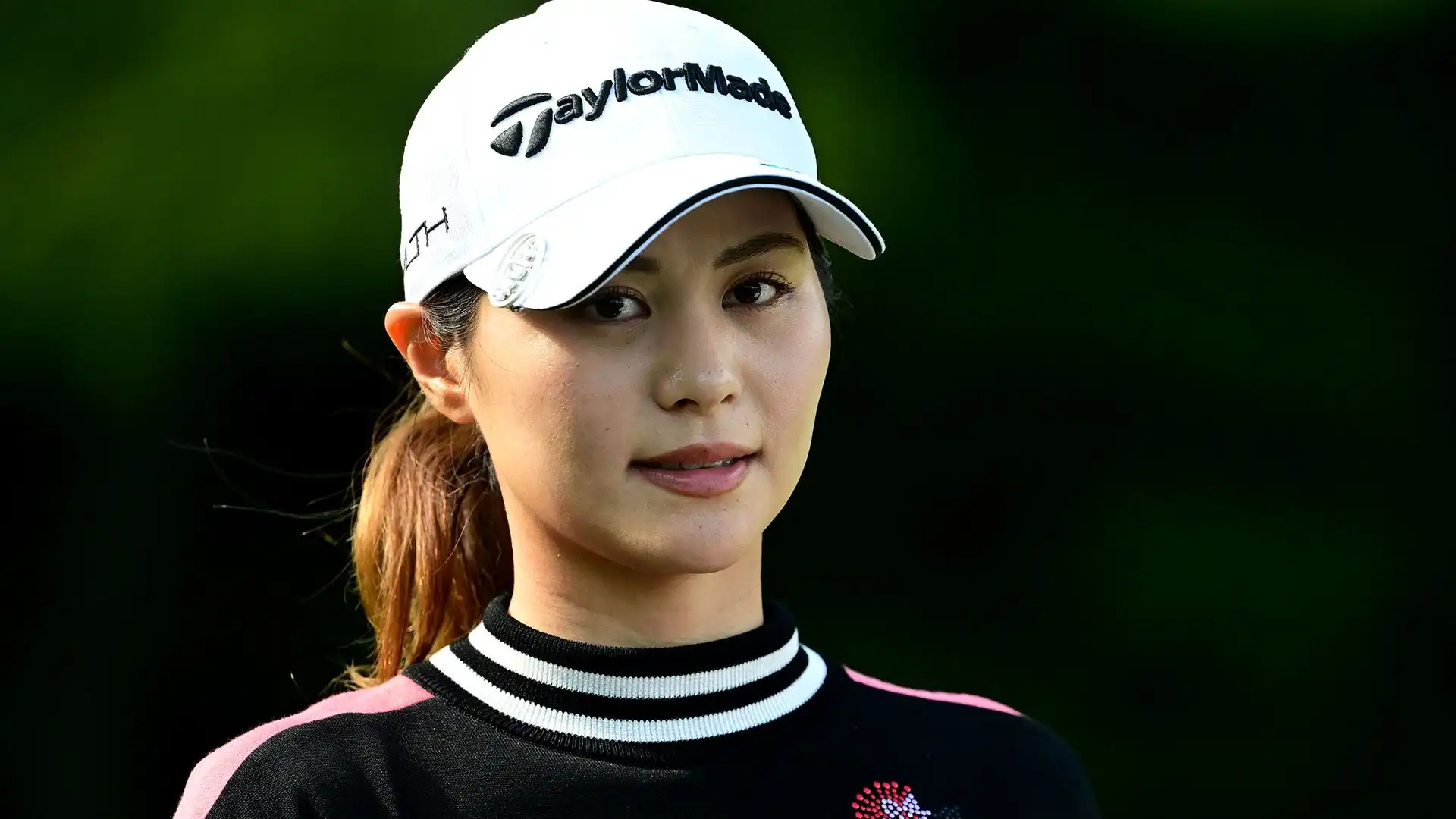 Ha iniziato a giocare a golf all'età di 8 anni grazie alla sua ammirazione per Ai Miyazato e all'influenza di suo padre.