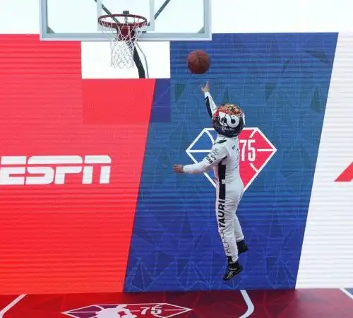 I piloti di Formula 1 si danno al basket: le foto più curiose