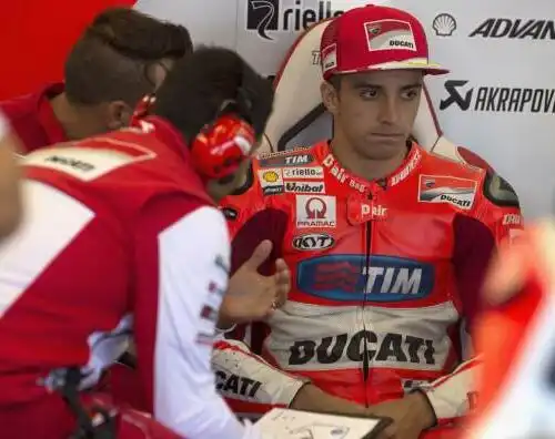 Iannone inciampa, la spalla fa crack