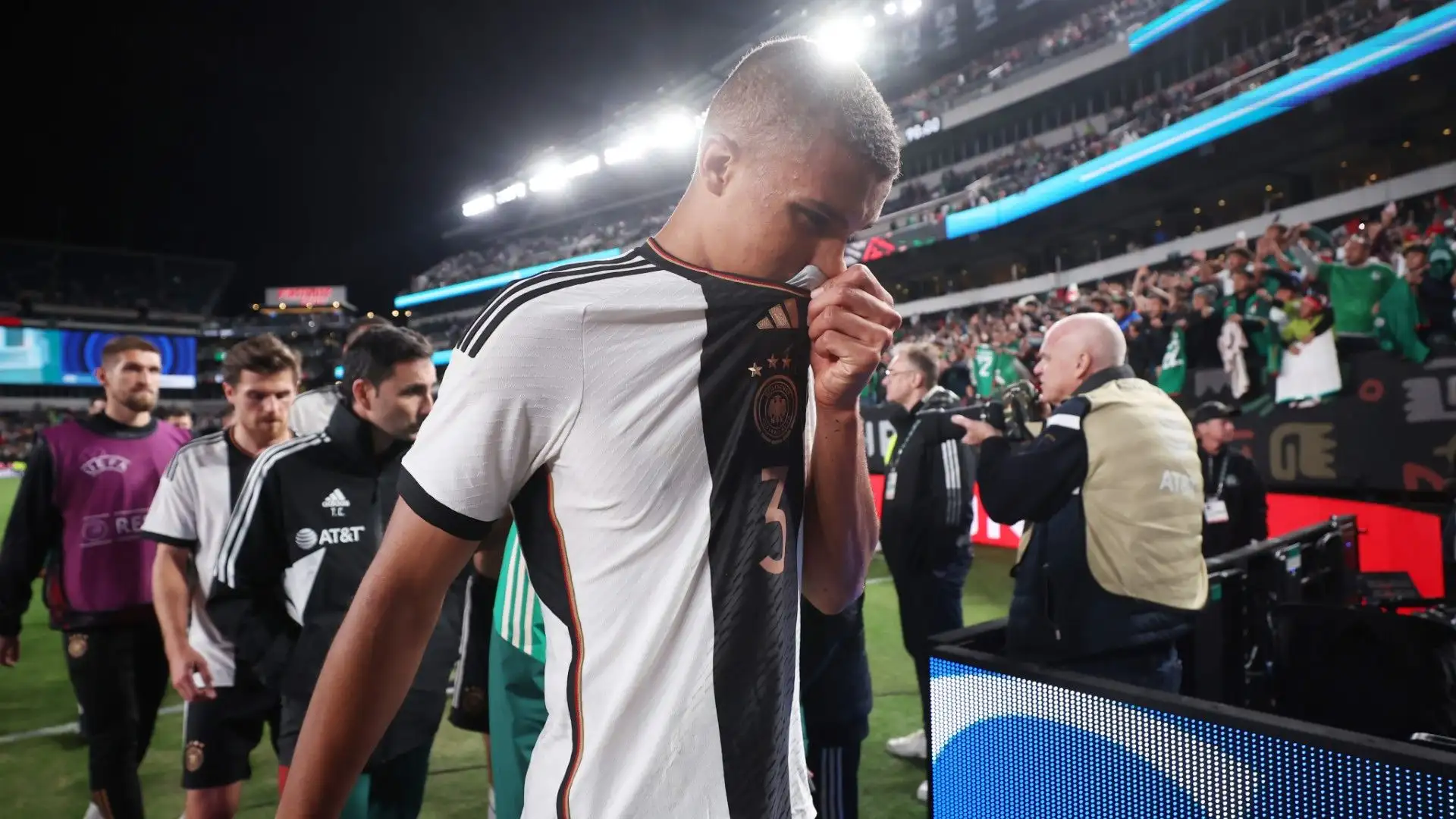 In Germania il difensore ha giocato per Dusseldorf, Bayer Leverkusen, Borussia M'gladbach e Schalke 04
