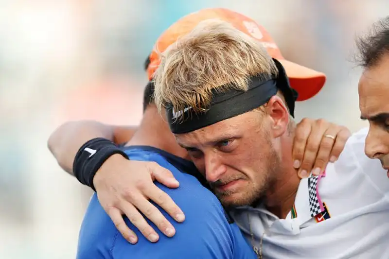 A Miami il giovane tennista spagnolo è crollato a terra per i crampi.