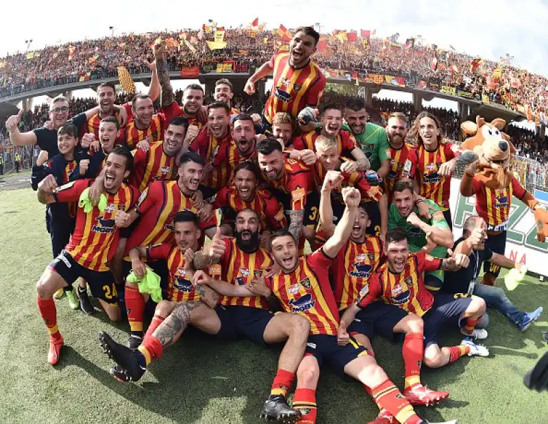 Grazie alle reti di Petriccione e La Mantia i salentini conquistano all'ultima giornata il pass per il ritorno nella massima serie.