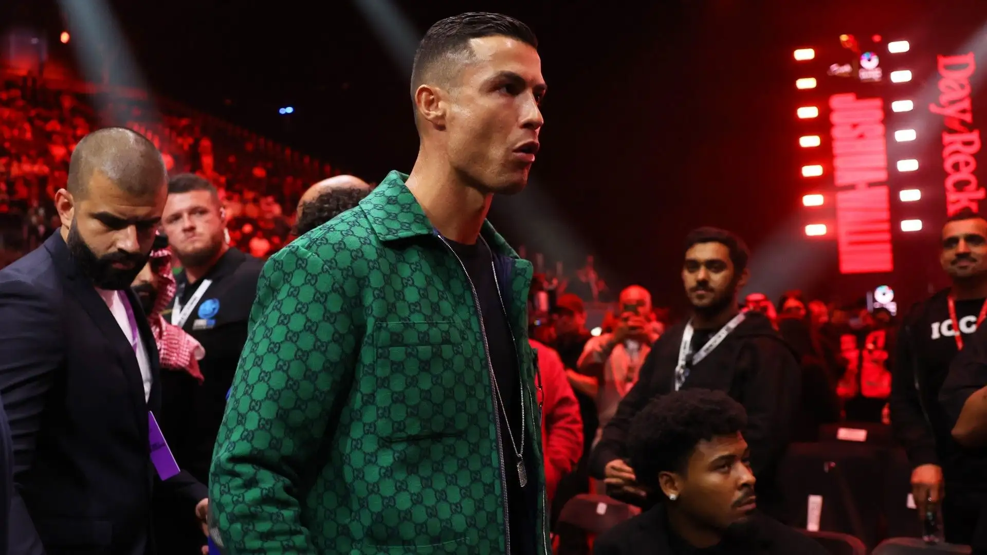 In questa foto si vede ancora meglio l'outfit di CR7