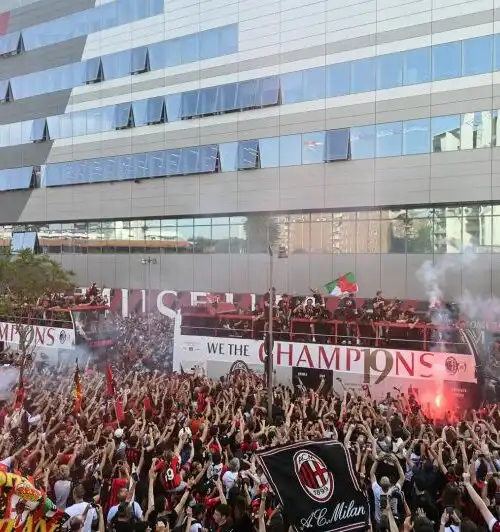 Il Milan manda in delirio i propri tifosi: le foto della maxi festa