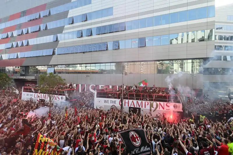 Grande festa rossonera fra le strade di Milano
