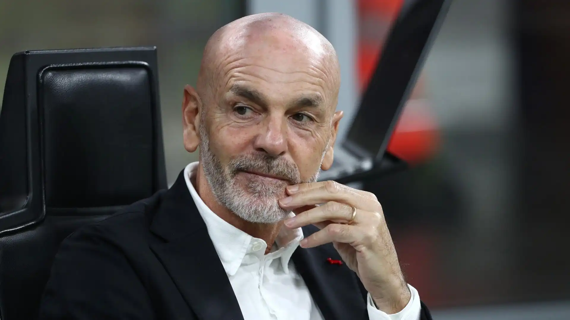 Il Milan saluta un difensore che però rimane in Serie A: le foto
