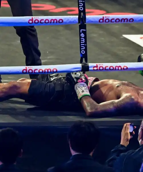 Il ‘Mostro’ Inoue demolisce Fulton nella sfida tra campioni: le foto
