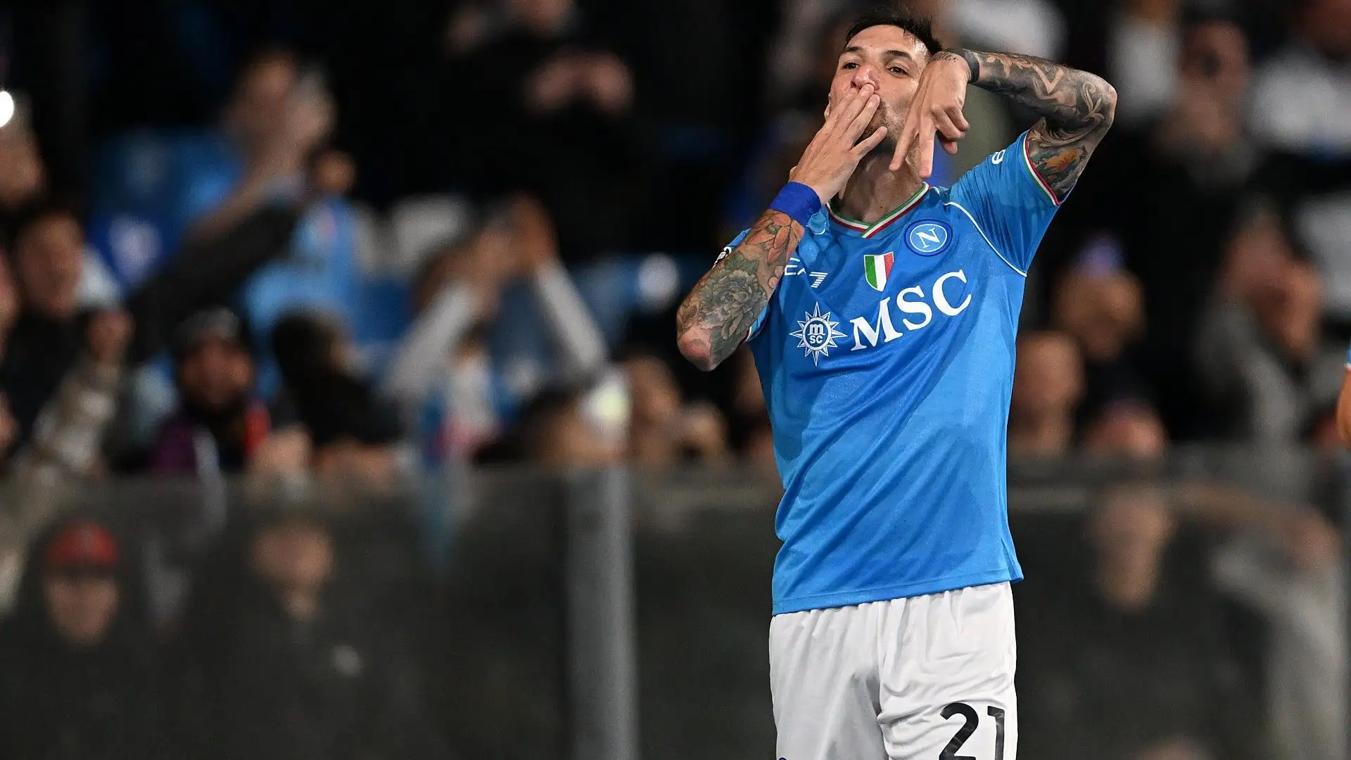 Il calciatore sta riflettendo
