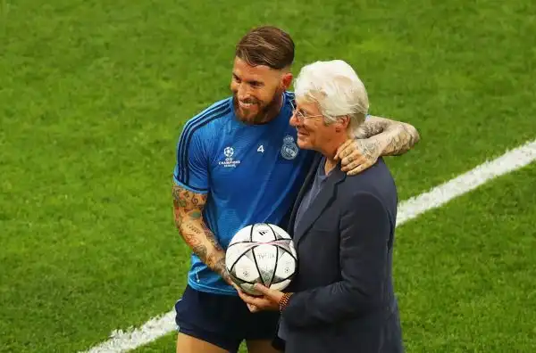 Richard Gere ci prende gusto e dopo aver viaggiato con la squadra del Real Madrid diretta a Milano per la finale Champions accompagna i giocatori per l'ultimo allenamento.
