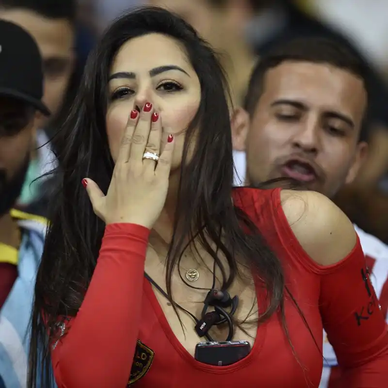 Copa America spettacolare anche sugli spalti: c'è anche la bella showgirl paraguaiana.