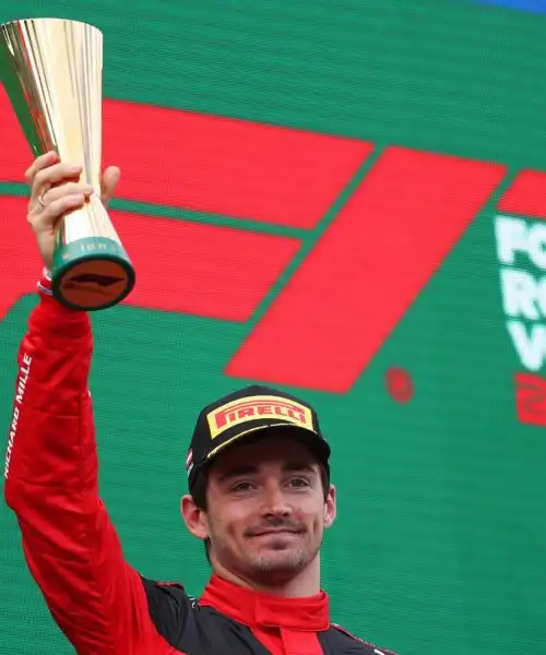 Il sorriso triste di Charles Leclerc preoccupa i ferraristi: le foto