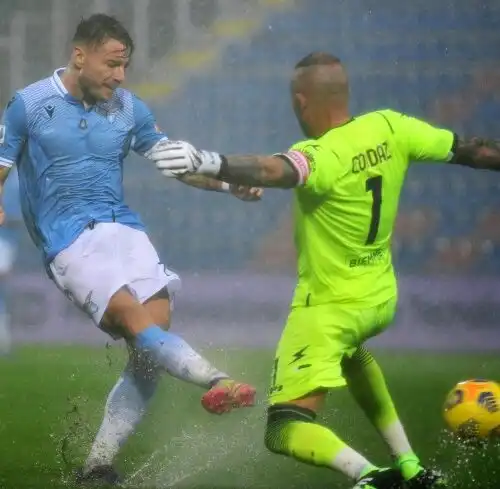 La Lazio vince a Crotone sotto il diluvio
