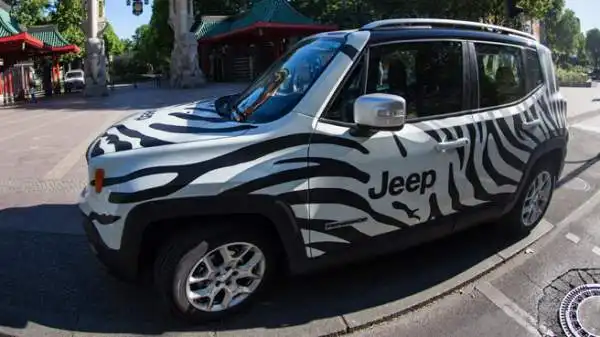 Una speciale Renegade in versione 'zebrata' ha accompagnato quattro tifosi bianconeri verso l'Olympiastadion per la finale di Champions League.
