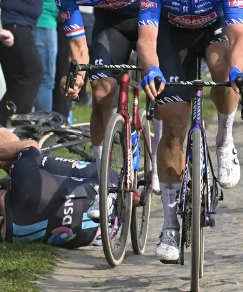 Incidente alla Parigi-Roubaix: rivedi la caduta di John Degenkolb. Le foto