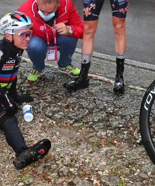 Incredibile: Remco Evenepoel cade per colpa di un cane. Foto