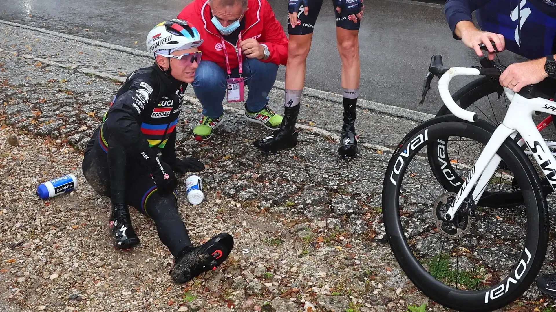 Incredibile: Remco Evenepoel cade per colpa di un cane. Foto