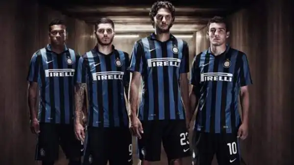 La divisa 2015-16 dell’Inter segna il ritorno al look tradizionale: le classiche righe nerazzurre. Il Biscione  celebra così il 25° anniversario del trionfo in Coppa UEFA nella stagione 1990-1991.