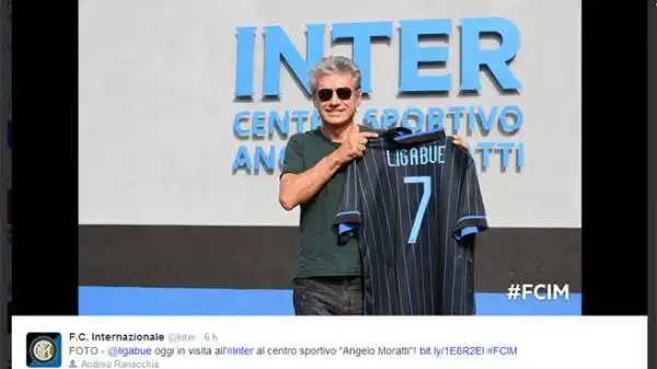 Ligabue, noto tifoso dell'Inter, si è recato in visita ad Appiano Gentile dove ha incontrato calciatori, dirigenti e allenatore.