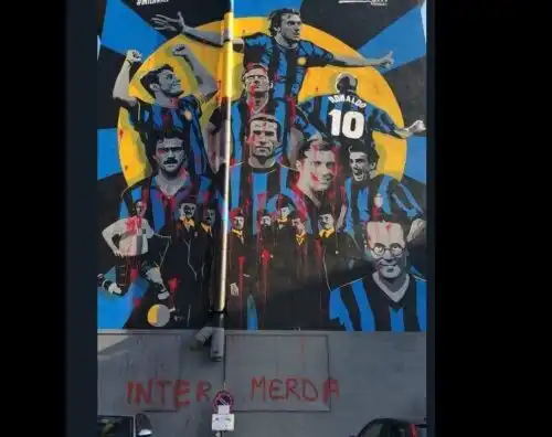 “Inter M….”, sfregiato il murales dei 110 anni