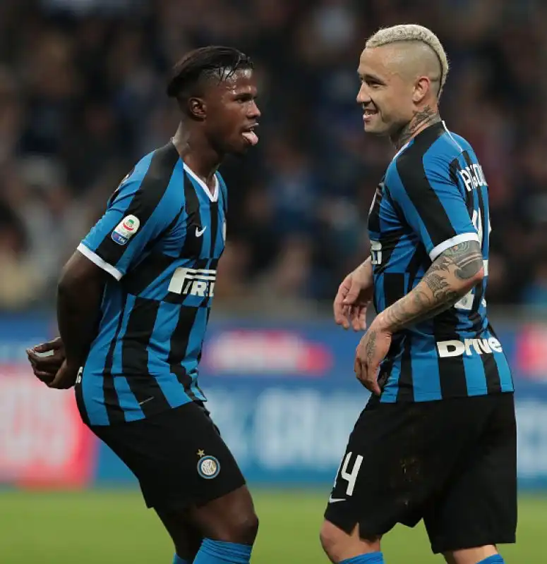 Piscodramam a Milano con l'Inter che va in vantaggiocon Keita Balde, viene raggiunta da Traore e trova i tre punti con un gol di Nainggolan.
