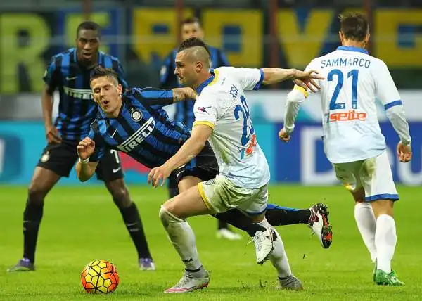 Vola l'Inter di Mancini che schianta il Frosinone a San Siro con i gol di Biabiany, Icardi, Murillo e Brozovic e ritorna in testa alla classifica in vista della sfida al Napoli.
