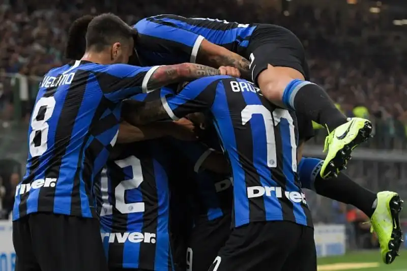 In un San Siro gremito finisce 4-0: gol spettacolari, standing ovation per Sensi, in rete anche Lukaku.