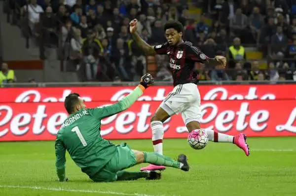 Guarin uomo derby, Inter al comando. I nerazzurri battono il Milan per 1-0 con una rete del colombiano. Palo di Balotelli.