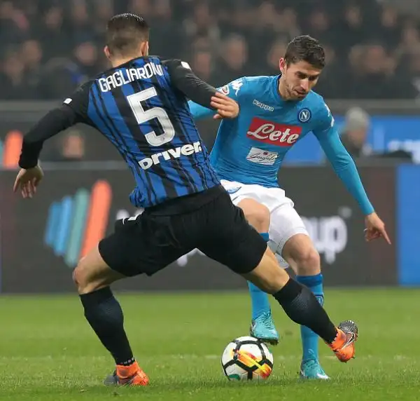 Al Meazza diverse occasioni per la squadra di Sarri, con un palo colpito da Skriniar. Ora la Juve è capolista della Serie A.