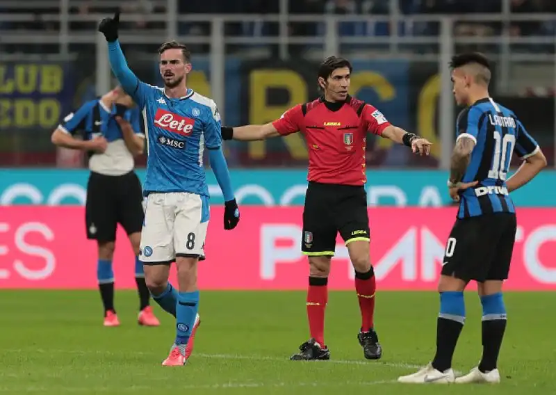 Decide un gran gol di Fabian Ruiz al 57'. Ritorno il prossimo 5 marzo.