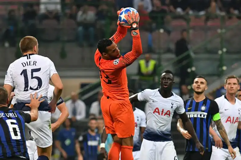Un grandissimo gol al volo di Icardi e una rete di testa di Vecino nel recupero regalano la vittoria alla squadra di Spalletti al ritorno in Champions dopo sei anni.
