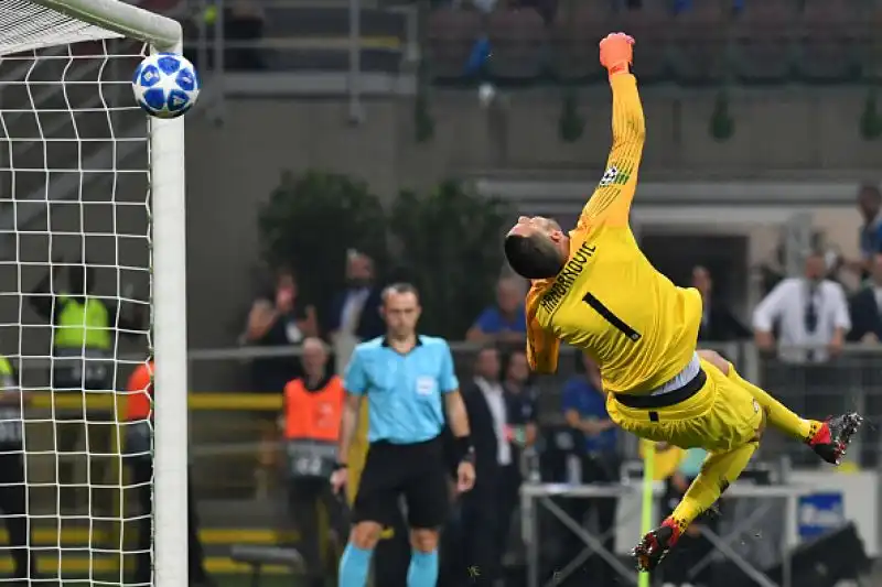 Un grandissimo gol al volo di Icardi e una rete di testa di Vecino nel recupero regalano la vittoria alla squadra di Spalletti al ritorno in Champions dopo sei anni.